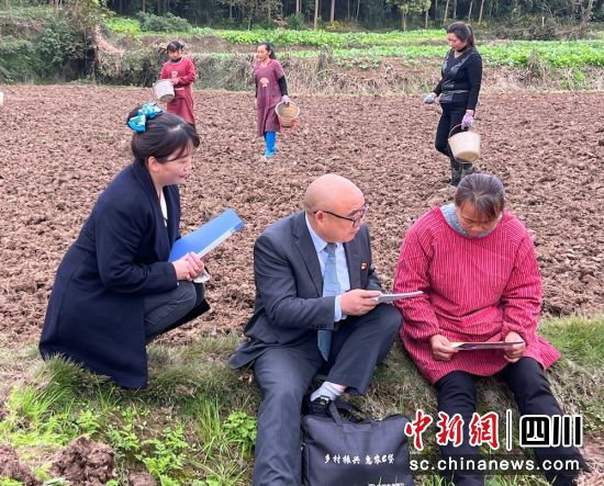 農(nóng)行北川縣支行工作人員向農(nóng)戶了解春耕資金需求。四川農(nóng)行 供圖