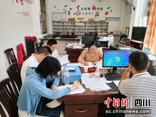 公益性崗位政策落實(shí)情況專(zhuān)項(xiàng)監(jiān)督檢查。郭劍忻攝 公益性崗位政策落實(shí)情況專(zhuān)項(xiàng)監(jiān)督檢查。郭劍忻攝