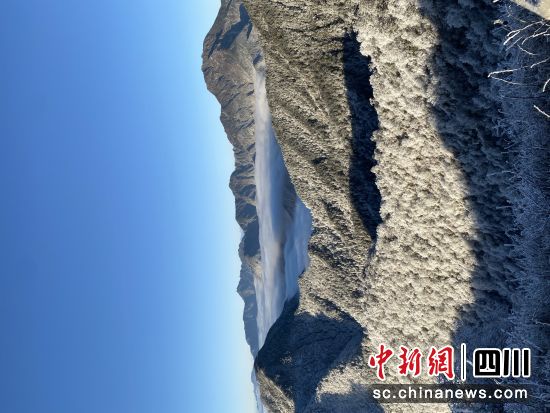 　　西嶺雪山迎來(lái)今秋第一場(chǎng)雪。黃進(jìn)喜攝