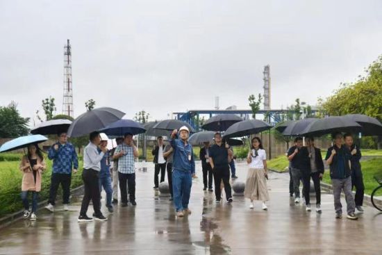 圖為駐渝中央媒體“看成渝地區(qū)雙城經(jīng)濟(jì)圈建設(shè)成效”四川廣安行記者在廣安玖源化工公司參觀采訪(張浪攝) 圖為駐渝中央媒體“看成渝地區(qū)雙城經(jīng)濟(jì)圈建設(shè)成效”四川廣安行記者在廣安玖源化工公司參觀采訪(張浪攝)