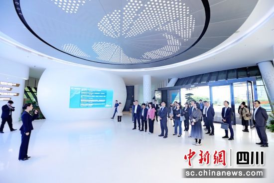 調(diào)研團(tuán)參觀成都生物城展廳。興業(yè)銀行成都分行 供圖