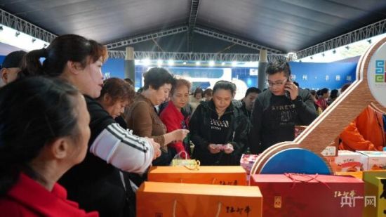 重慶市民青睞選購(gòu)綿陽(yáng)三臺(tái)特色產(chǎn)品(主辦方供圖) 重慶市民青睞選購(gòu)綿陽(yáng)三臺(tái)特色產(chǎn)品(主辦方供圖)