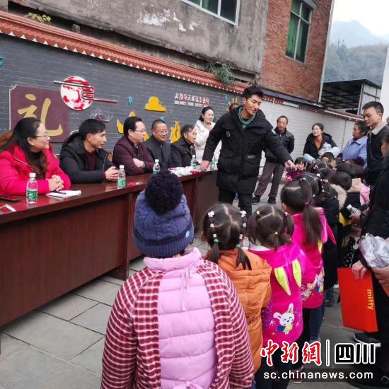 　　宣漢縣廠溪鎮(zhèn)梨子中心校教師果基里姑。宣漢縣供圖