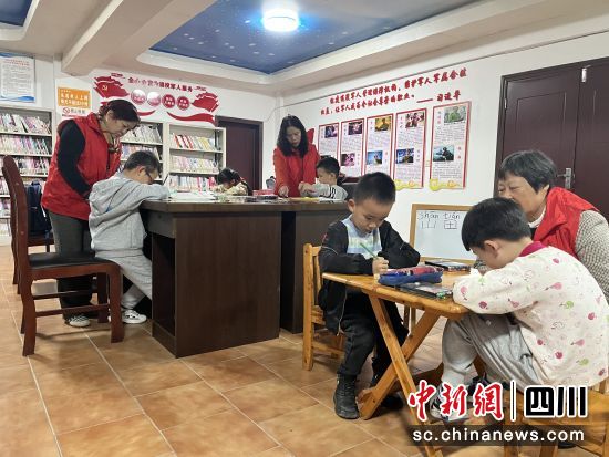　　孩子們在“共享姥姥”陪伴下學習。黃雨聰 攝