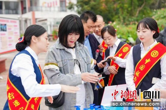 村民正在體驗數(shù)字人民幣。四川中行 供圖