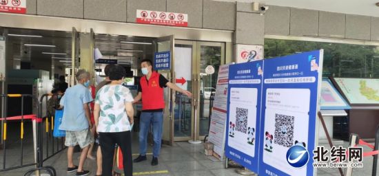 焦志遠協(xié)助市民購票 焦志遠協(xié)助市民購票