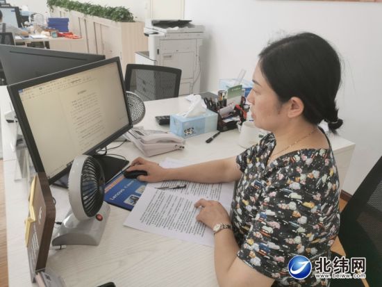 社區(qū)工作人員辦公桌上擺放著小風(fēng)扇 社區(qū)工作人員辦公桌上擺放著小風(fēng)扇
