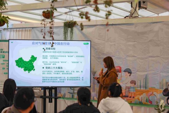 優(yōu)秀青年代表進(jìn)行低碳經(jīng)濟(jì)的主題演講，碳惠天府供圖