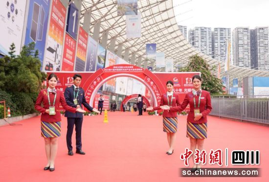  天航學子為光伏大會提供高質量服務。