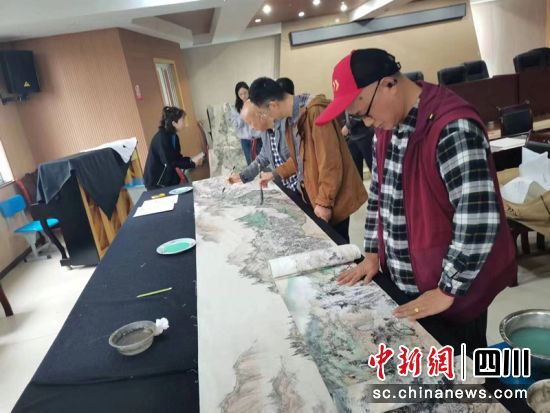 “東灌”主題百米畫卷創(chuàng)作現(xiàn)場。 簡陽融媒 供圖