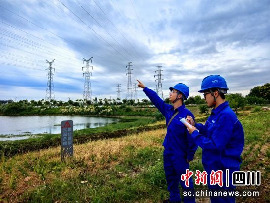 德陽供電公司輸電運(yùn)檢中心工作人員記錄線路情況。 國網(wǎng)德陽供電公司輸電運(yùn)檢中心供圖