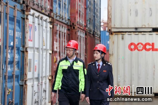 稅務干部深入企業(yè)了解生產(chǎn)等情況。四川稅務供圖