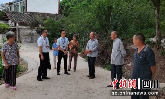 走訪了解現(xiàn)場。徐驛 供圖