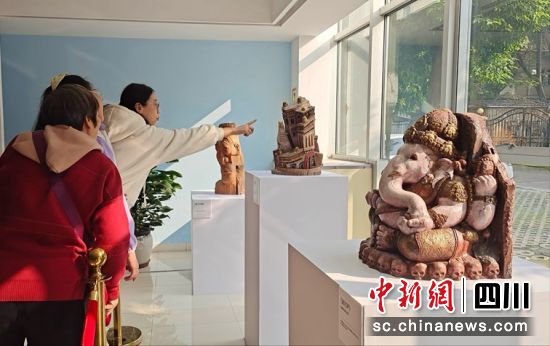  精品雕塑展吸引市民。陳勇 攝