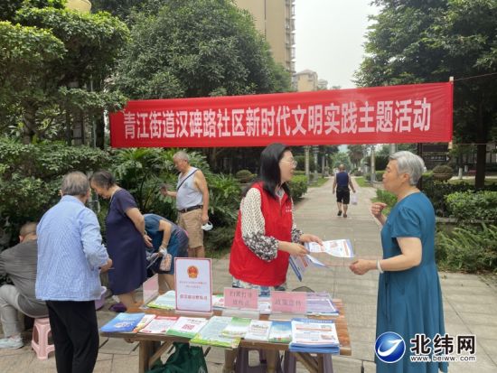 漢碑路社區(qū)新時代文明實踐站工作人員在轄區(qū)向居民宣傳醫(yī)保政策 資料圖片 漢碑路社區(qū)新時代文明實踐站工作人員在轄區(qū)向居民宣傳醫(yī)保政策 資料圖片