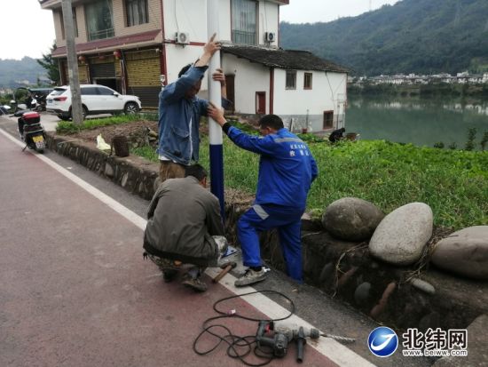 施工人員在樂英鄉(xiāng)仁和村安裝路燈 施工人員在樂英鄉(xiāng)仁和村安裝路燈