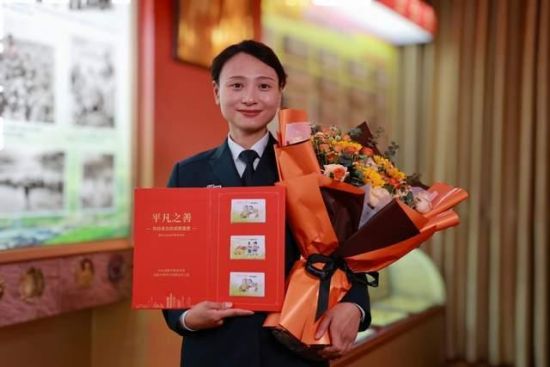 在重慶救人的成都姑娘劉婉獲平凡之善卡 在重慶救人的成都姑娘劉婉獲平凡之善卡