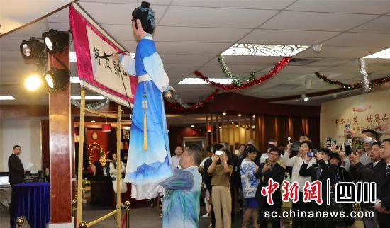 　　大木偶表演。四川海外聯(lián)誼會(huì) 供圖