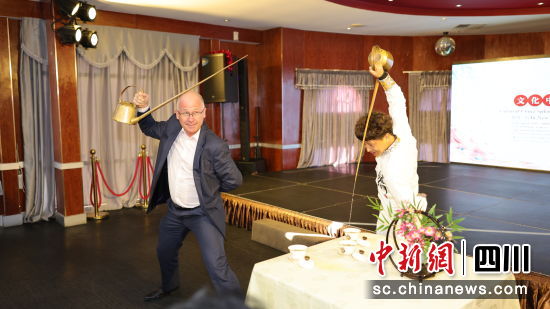 　　活動(dòng)嘉賓體驗(yàn)長(zhǎng)壺茶藝。四川海外聯(lián)誼會(huì) 供圖