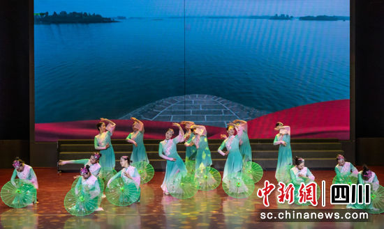 　　“鄉(xiāng)村星舞臺(tái)”展演活動(dòng)。簡(jiǎn)陽市文化館 供圖