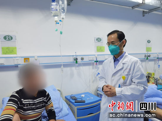  成都市公共衛(wèi)生臨床醫(yī)療中心主任醫(yī)師、蔡琳教授正在為患者服務(wù)。柏銘 攝