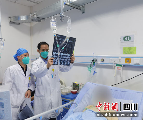  成都市公共衛(wèi)生臨床醫(yī)療中心主任醫(yī)師、蔡琳教授正在病房了解患者情況。柏銘 攝