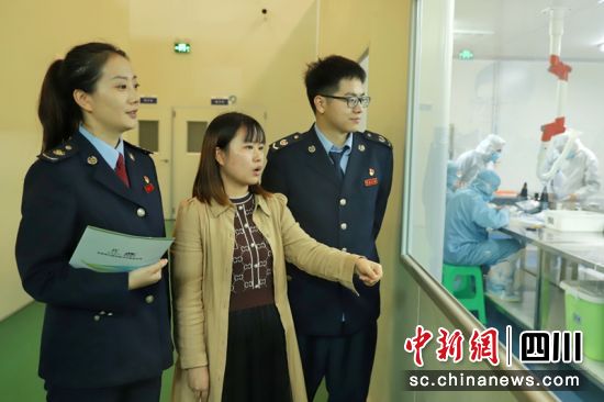 稅務(wù)干部深入企業(yè)生產(chǎn)一線了解情況。四川稅務(wù)供圖