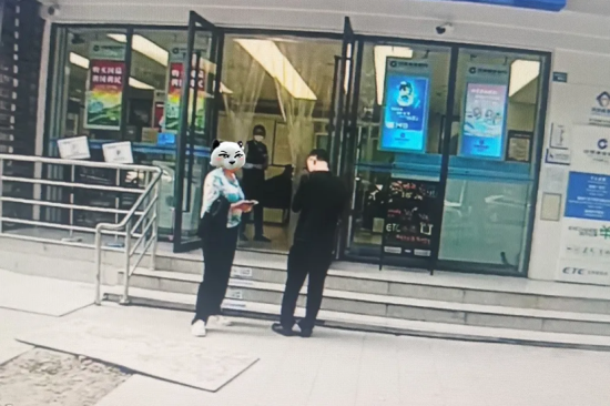 民警對(duì)陳女士進(jìn)行勸阻 民警對(duì)陳女士進(jìn)行勸阻