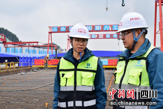 工作中的葉安波和同事在一起。董艷秋 攝