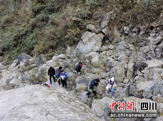 巡護(hù)隊(duì)員進(jìn)入山林開展聯(lián)合巡護(hù)工作。汶川縣委宣傳部 供圖