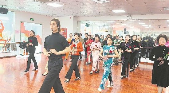 周宇正在教授時(shí)裝表演課 周宇正在教授時(shí)裝表演課