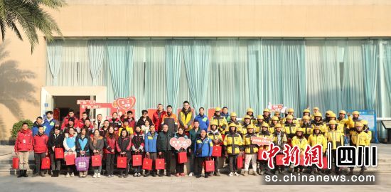 合影留念。涌泉街道供圖