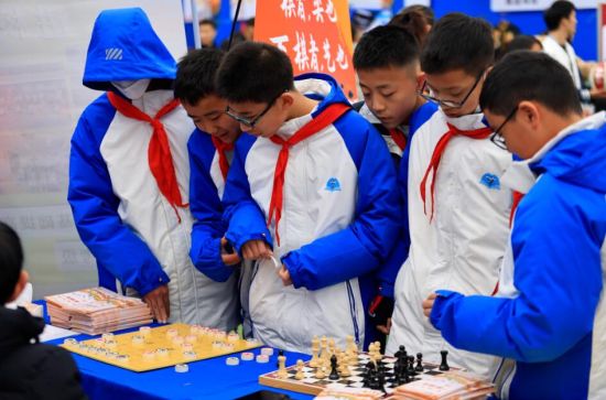 學(xué)生們?cè)诂F(xiàn)場(chǎng)體驗(yàn)體育課程 學(xué)生們?cè)诂F(xiàn)場(chǎng)體驗(yàn)體育課程