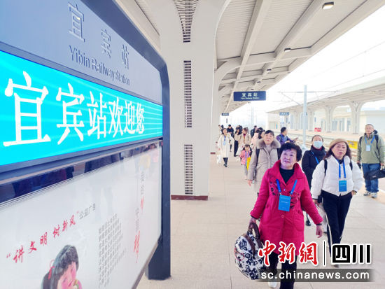 　　乘客乘坐成宜高鐵抵達(dá)宜賓。陳憶 攝