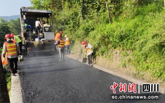 鋪設(shè)道路。 什邡市委宣傳部供圖