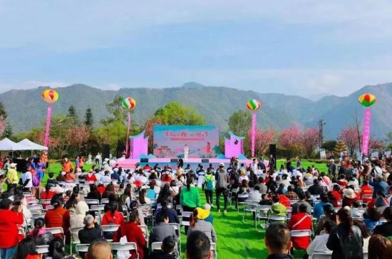  4月8日，2023汶川第四屆櫻花節(jié)暨首屆體HUI汶川踏青登高賽在汶川縣漩口鎮(zhèn)趙公福地景區(qū)開幕。
