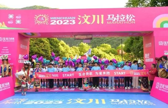 5月13日，第六屆汶川馬拉松在映秀鎮(zhèn)鳴槍起跑，來自各地近萬名跑者齊聚汶川。