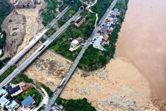 6月28日，汶川縣“6.27”突發(fā)山洪泥石流災(zāi)害搶險救援有序推進。