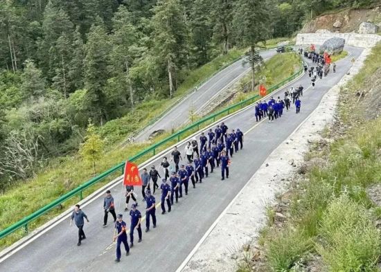8月1日，汶川縣舉行2023軍地防汛減災(zāi)應(yīng)急演訓(xùn)暨雙擁共建活動。
