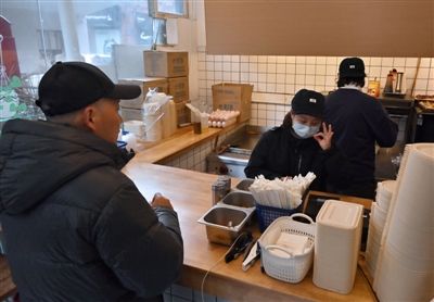 顧客在前臺(tái)點(diǎn)餐 攝影記者 陶軻 顧客在前臺(tái)點(diǎn)餐 攝影記者 陶軻