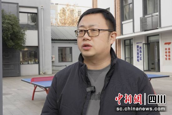 癮食文化聯(lián)合創(chuàng)始人兼CEO、四川省網(wǎng)絡(luò)代表人士聯(lián)誼會副會長徐林飛接受媒體采訪。成都市委統(tǒng)戰(zhàn)部供圖