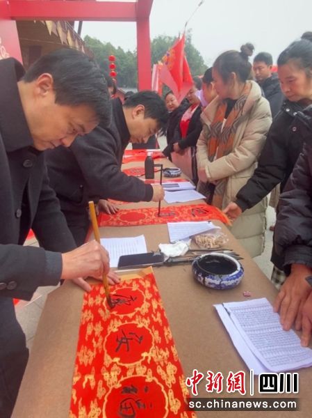 免費為市民寫春聯(lián)。沈小芳 攝