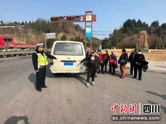 交警檢查超員車輛。 綿陽公安交警直屬三大隊供圖