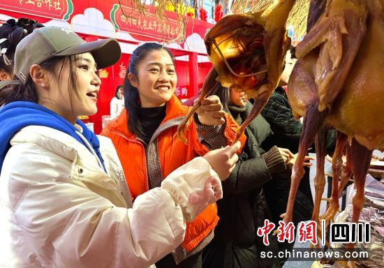市民挑選腌臘食品。潘建勇 攝