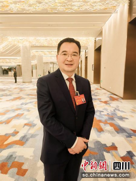 四川省政協(xié)委員、新川外國語學(xué)校創(chuàng)始人陳星海，參加政協(xié)四川省第十三屆第二次會議。劉圣峰 攝