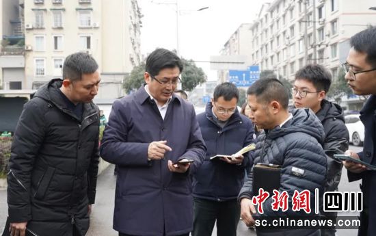 督導(dǎo)檢查現(xiàn)場。雨城融媒 供圖
