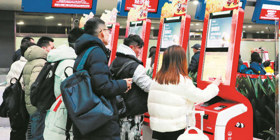 ▲旅客辦理值機(jī)手續(xù) ▲旅客辦理值機(jī)手續(xù)