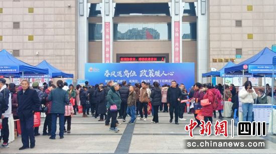 招聘會(huì)現(xiàn)場(chǎng)。 游仙區(qū)融媒體中心供圖