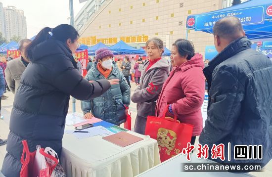 招聘會(huì)現(xiàn)場(chǎng)。 游仙區(qū)融媒體中心供圖