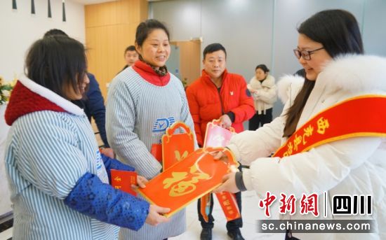 慰問活動現(xiàn)場。衡歡 攝